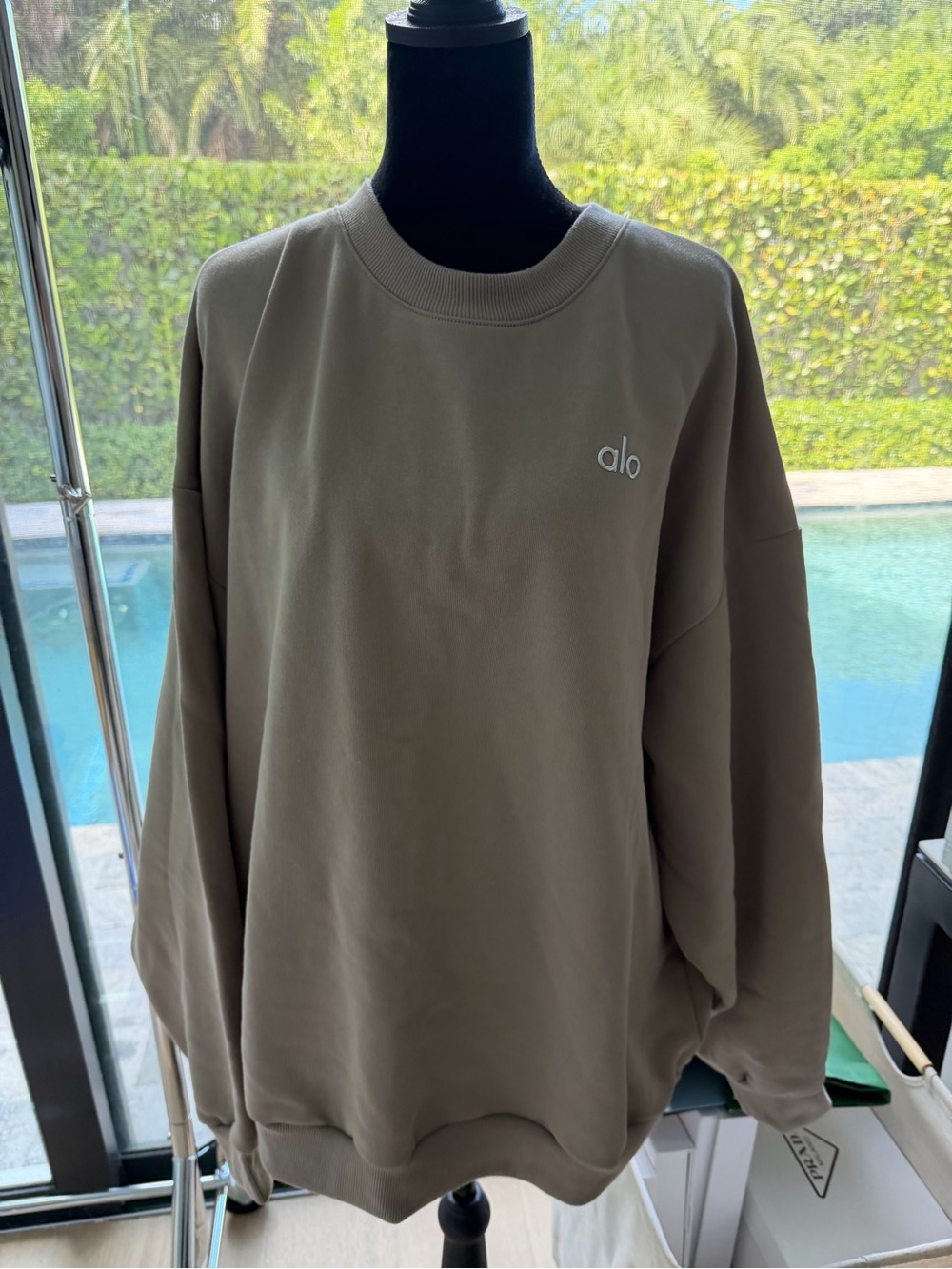 ALO Yoga Unisex large accolade Crewneck Sweatshirt in gravel